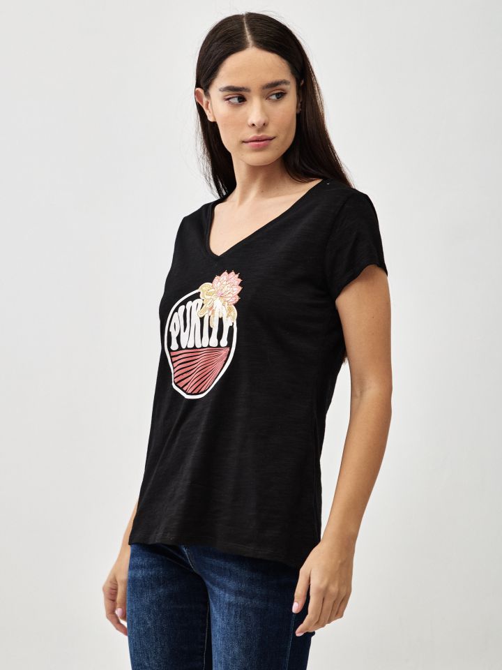 חולצה V דפוס PURITY בצבע שחור