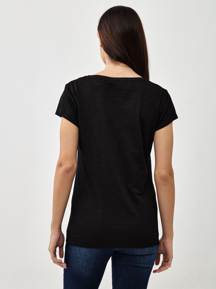 חולצה V דפוס PURITY בצבע שחור