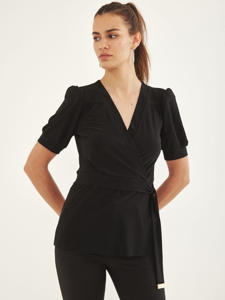 חולצה מעטפה קשירה אבזמים בצבע שחור