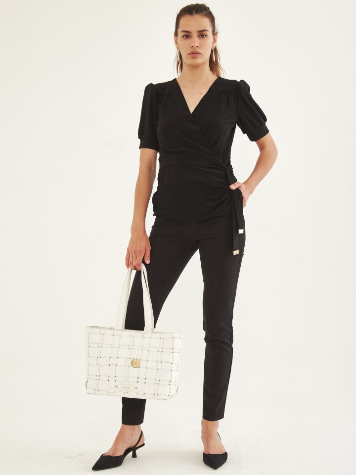 חולצה מעטפה קשירה אבזמים בצבע שחור