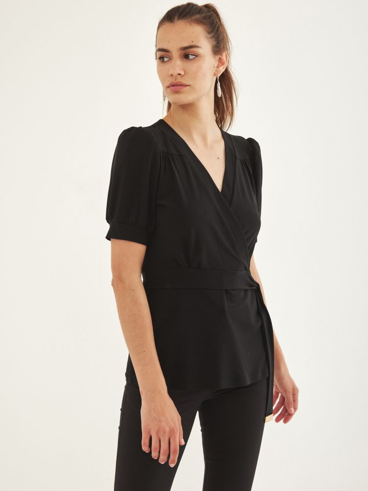 חולצה מעטפה קשירה אבזמים בצבע שחור