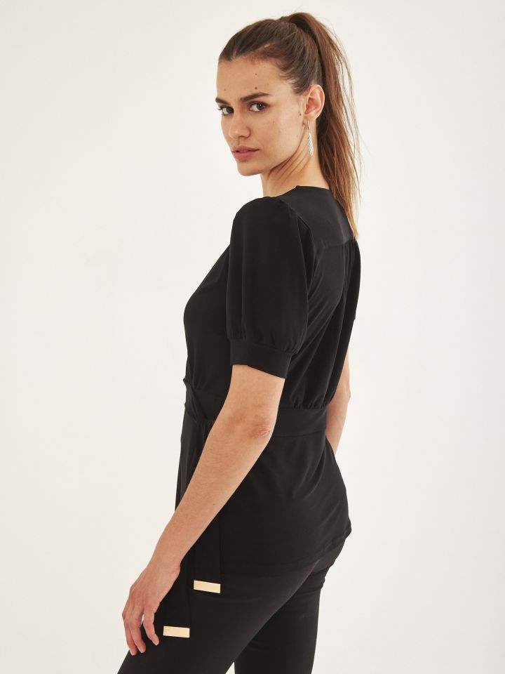 חולצה מעטפה קשירה אבזמים בצבע שחור