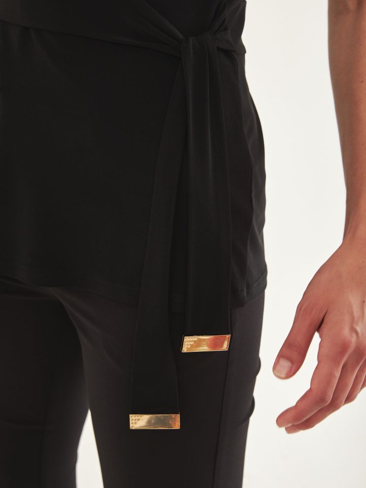 חולצה מעטפה קשירה אבזמים בצבע שחור