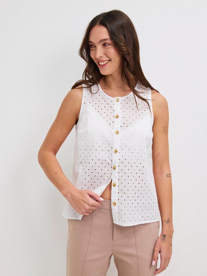 חולצה קרושה כפתורים בצבע לבן