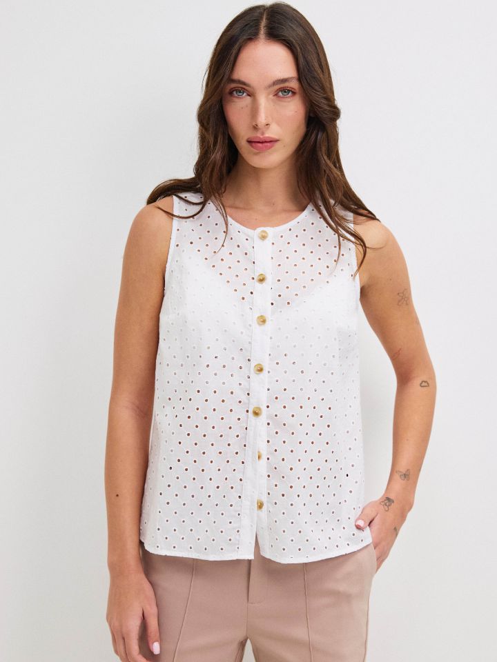 חולצה קרושה כפתורים בצבע לבן