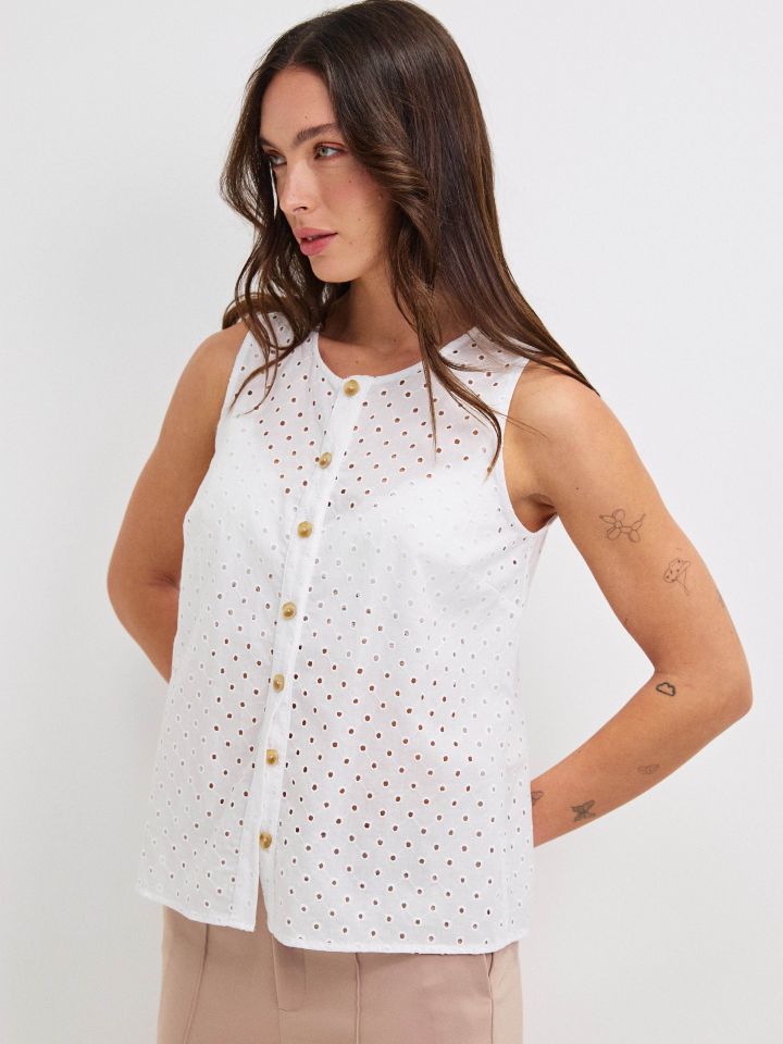 חולצה קרושה כפתורים בצבע לבן