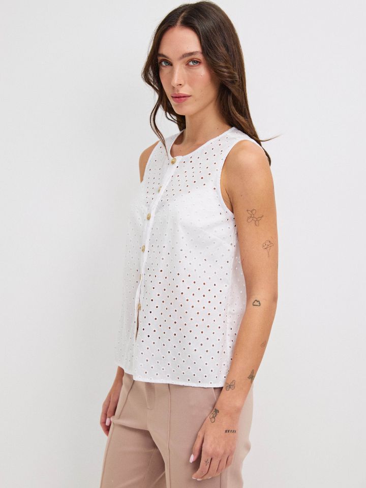 חולצה קרושה כפתורים בצבע לבן