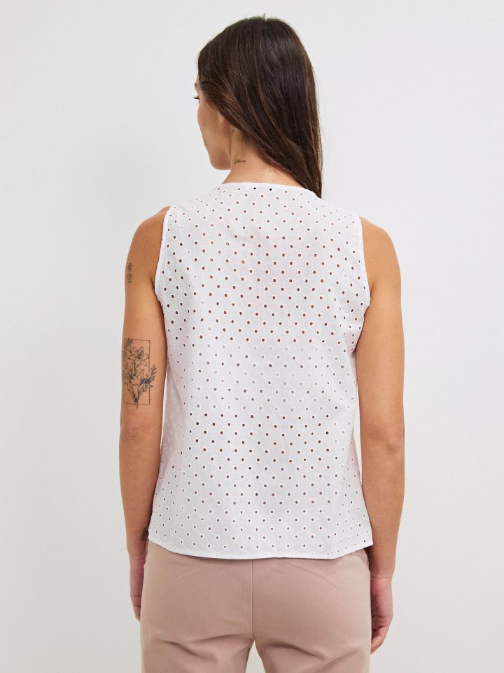 חולצה קרושה כפתורים בצבע לבן