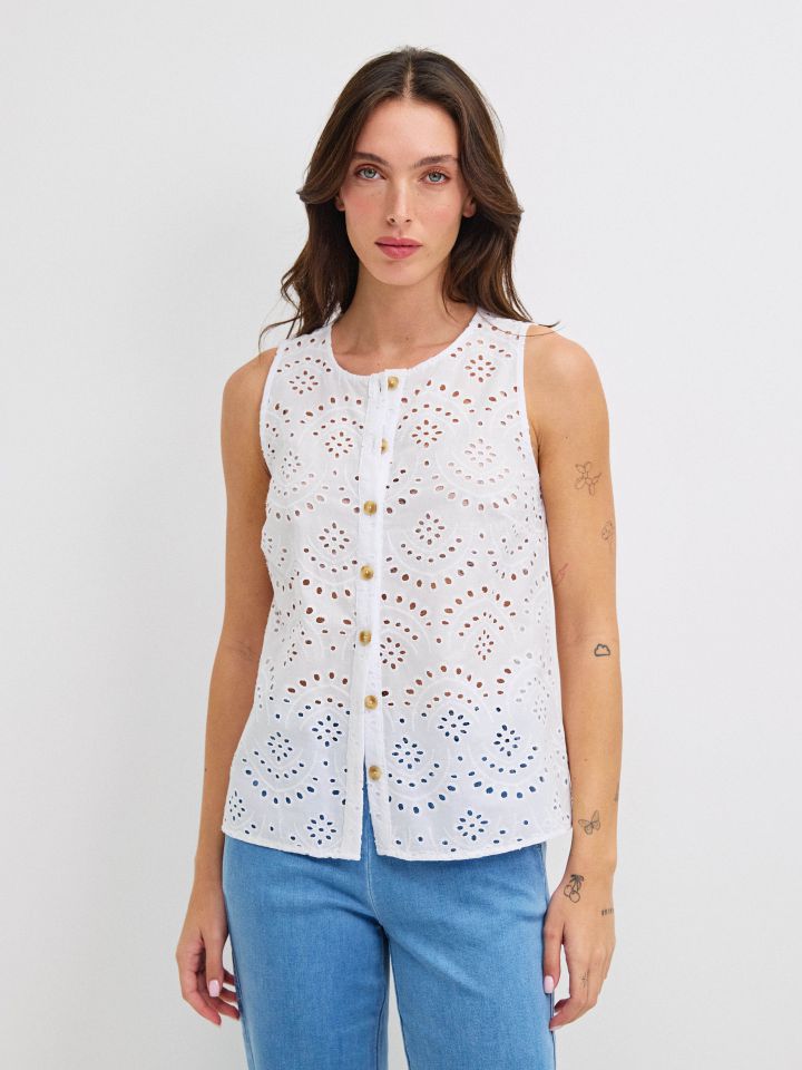 חולצה קרושה כפתורים בצבע פרח לבן