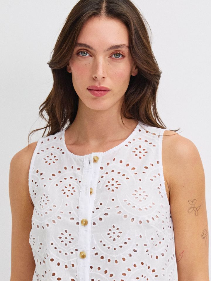 חולצה קרושה כפתורים בצבע פרח לבן