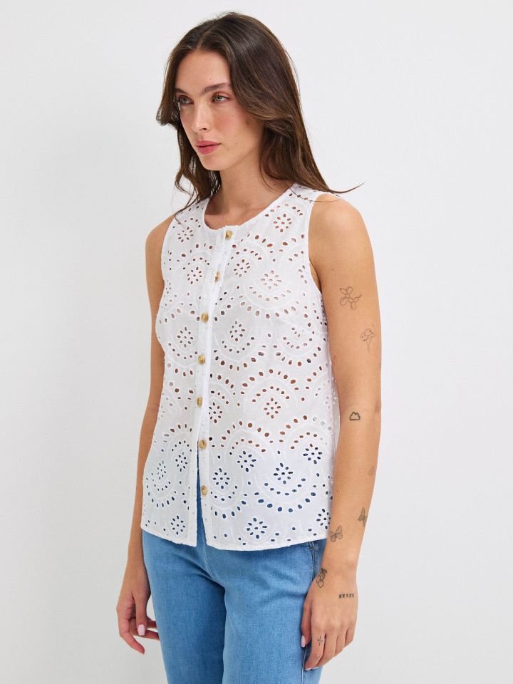 חולצה קרושה כפתורים בצבע פרח לבן