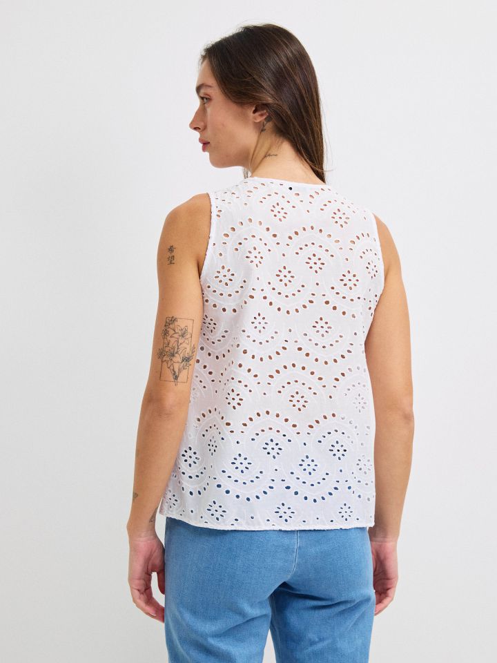 חולצה קרושה כפתורים בצבע פרח לבן