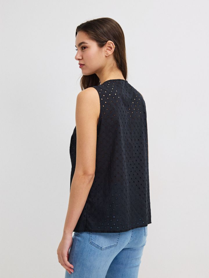 חולצה קרושה כפתורים בצבע שחור