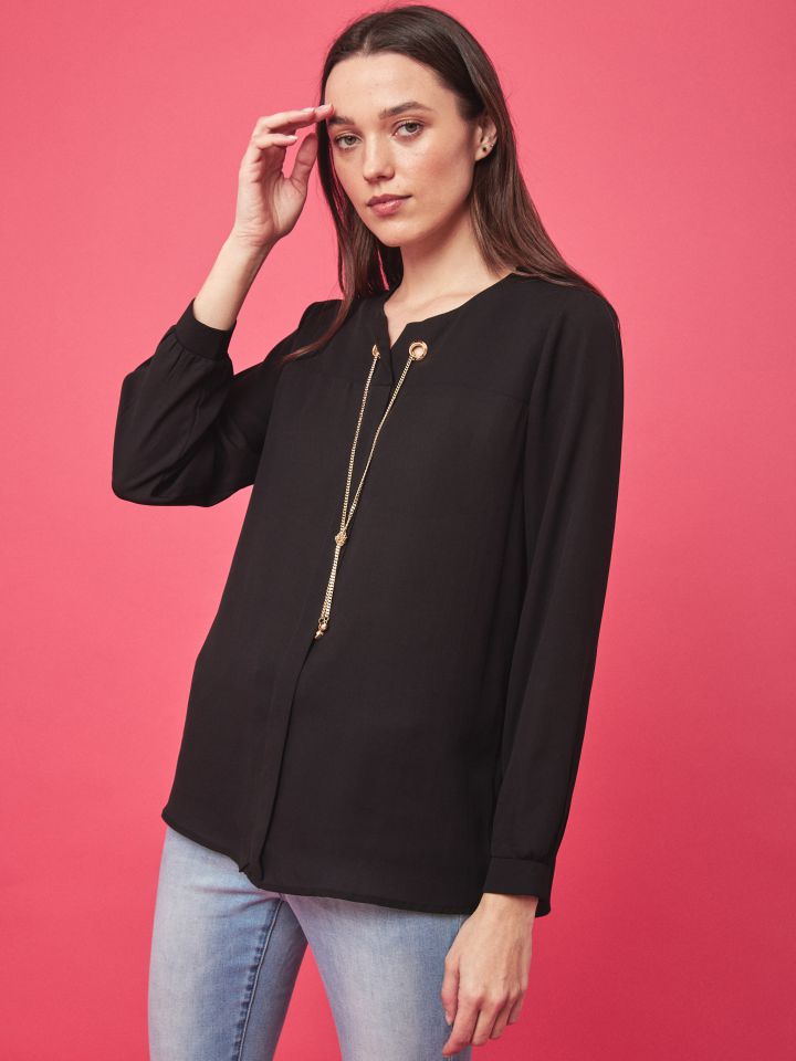 חולצה פתח איבקות ושרשרת בצבע שחור