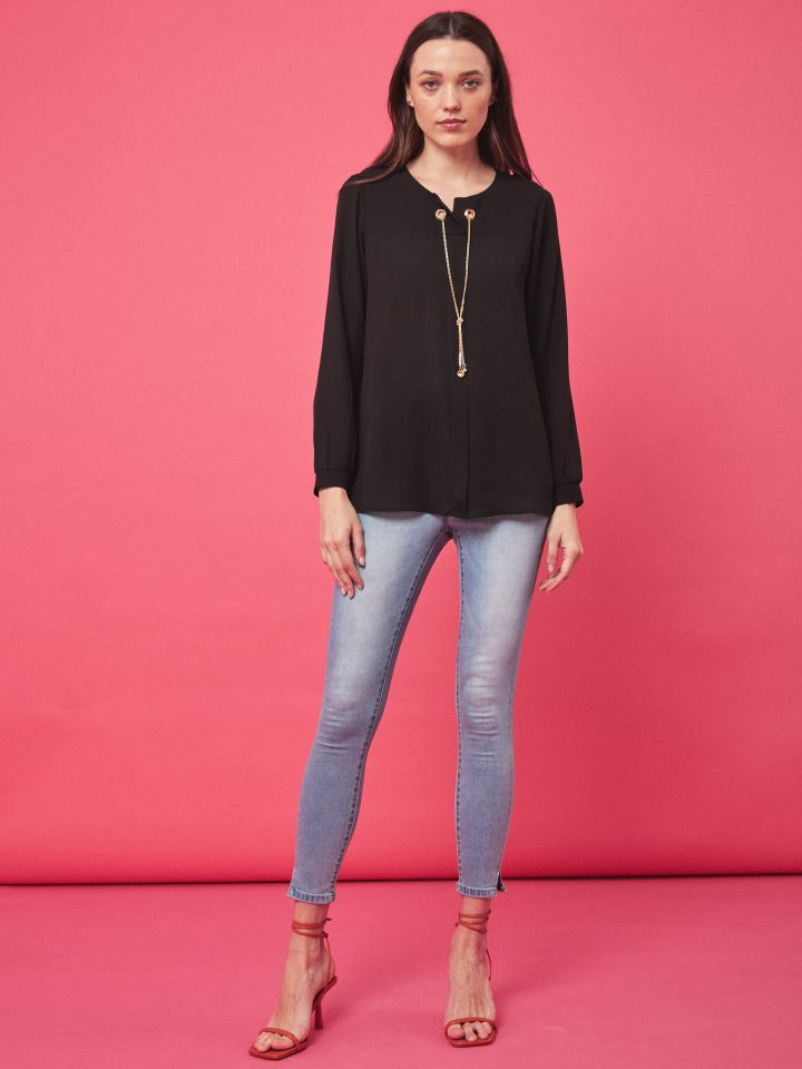 חולצה פתח איבקות ושרשרת בצבע שחור