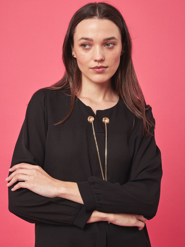 חולצה פתח איבקות ושרשרת בצבע שחור