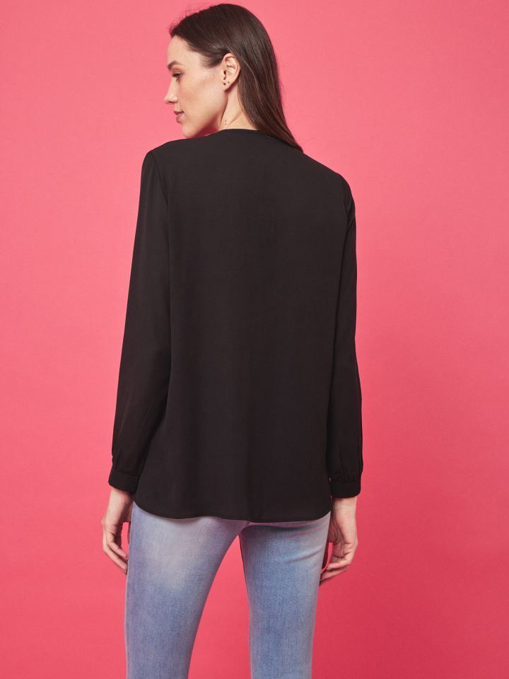 חולצה פתח איבקות ושרשרת בצבע שחור