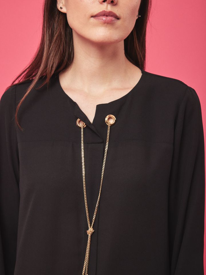 חולצה פתח איבקות ושרשרת בצבע שחור