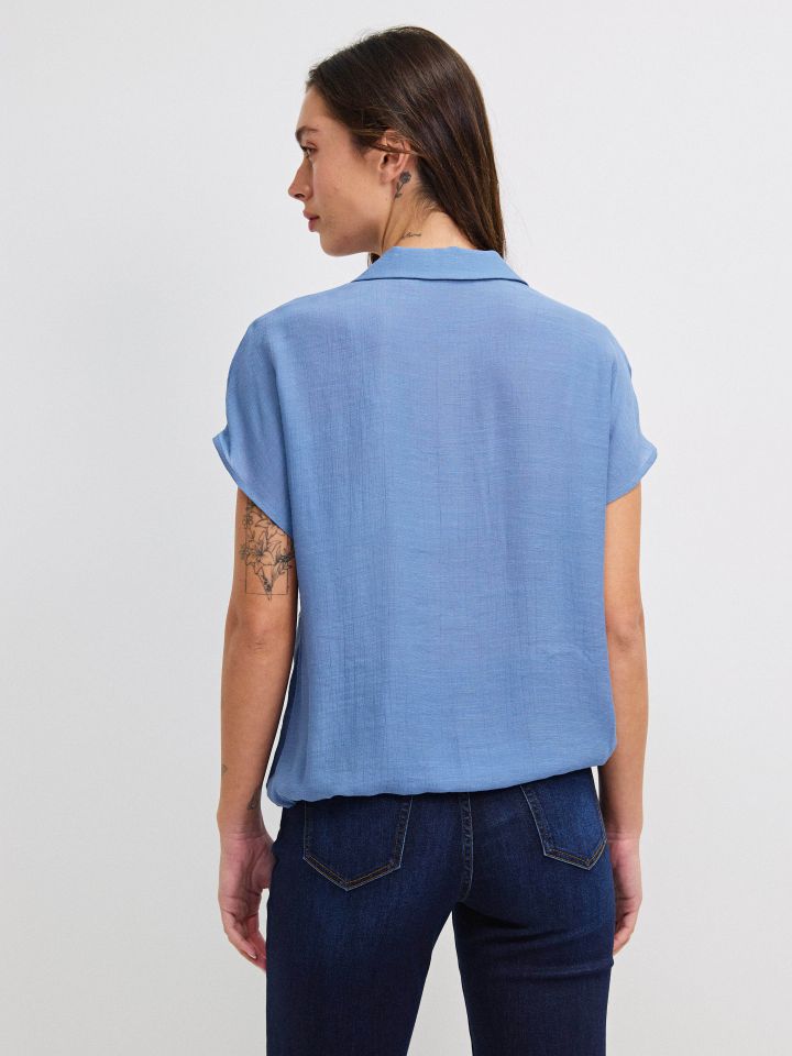 חולצה צוארון קשירה במותן PROMO בצבע תכלת