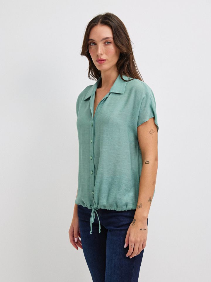 חולצה צוארון קשירה במותן PROMO בצבע ירוק
