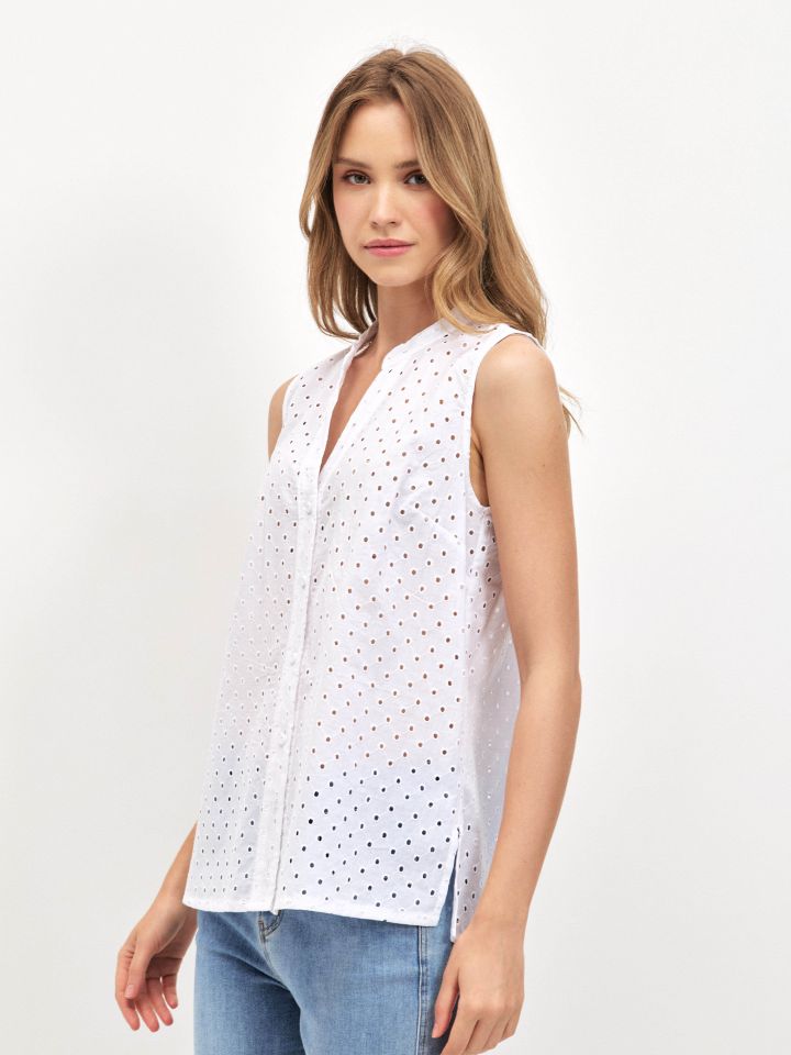 חולצה V קרושה מכופתרת בצבע לבן