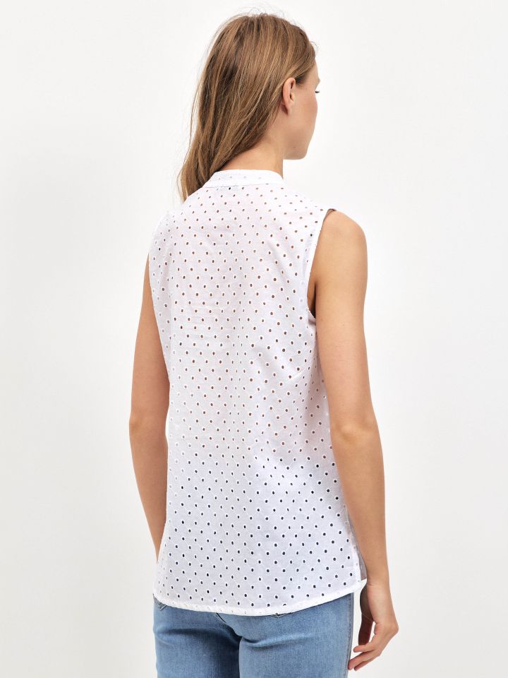 חולצה V קרושה מכופתרת בצבע לבן