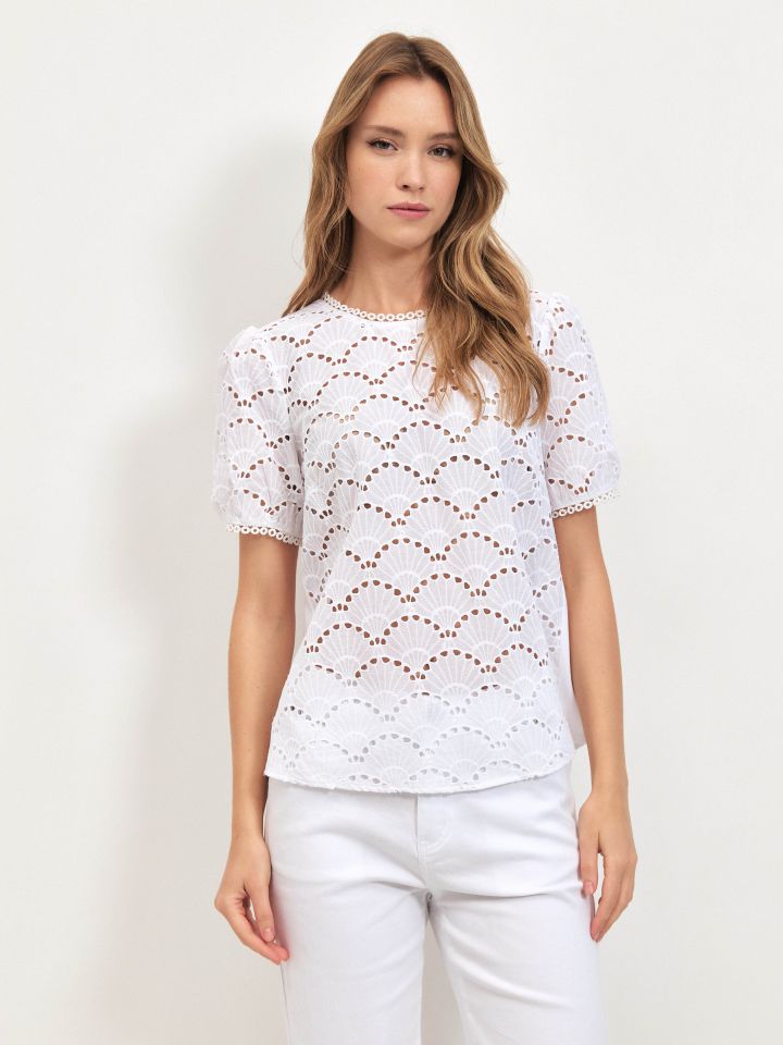 חולצה פרונט קרושה בצבע לבן