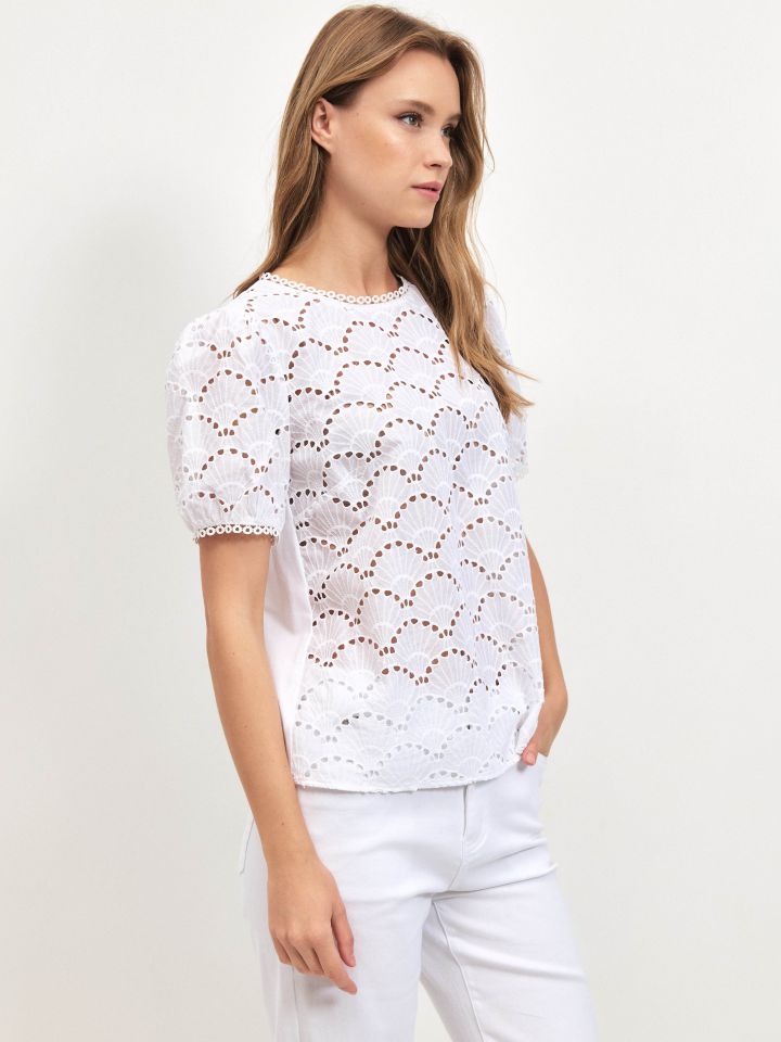 חולצה פרונט קרושה בצבע לבן