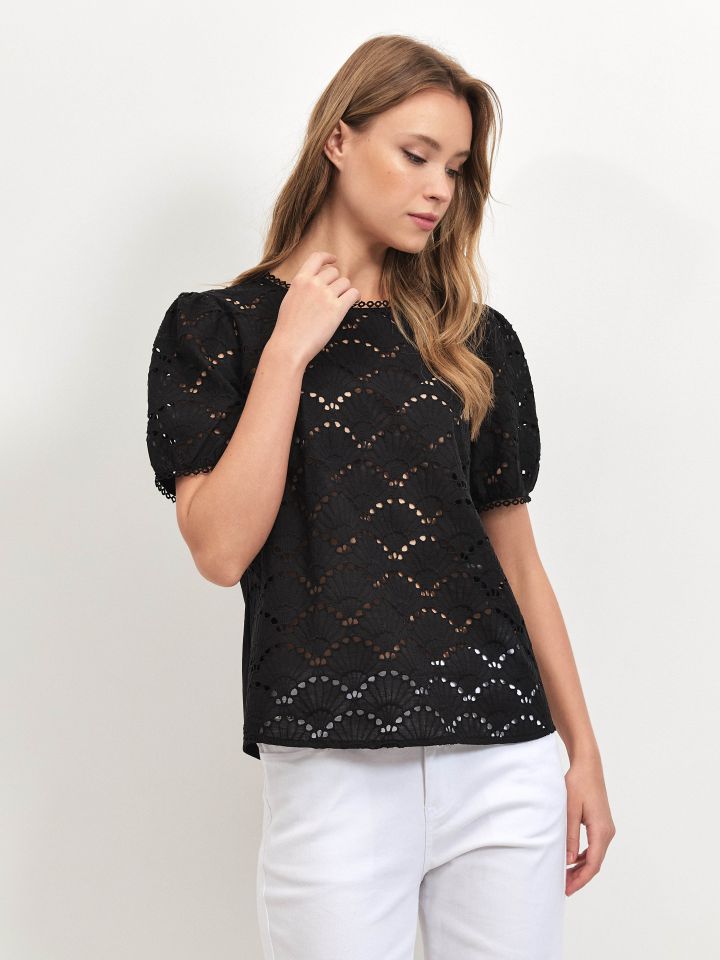 חולצה פרונט קרושה בצבע שחור