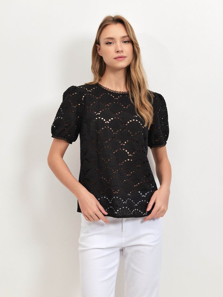 חולצה פרונט קרושה בצבע שחור