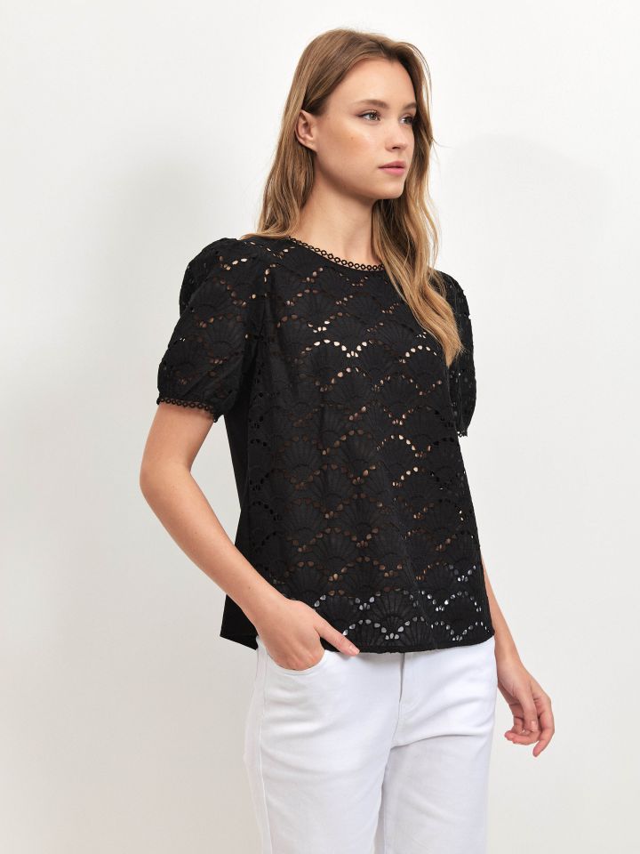 חולצה פרונט קרושה בצבע שחור