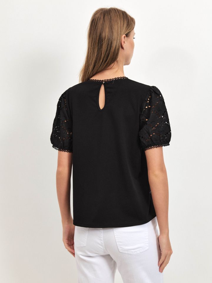 חולצה פרונט קרושה בצבע שחור