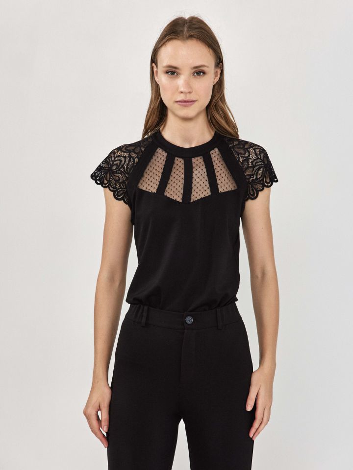 חולצה פתח שילוב תחרה בצבע שחור