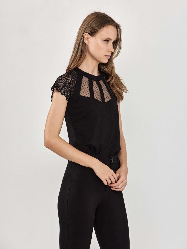 חולצה פתח שילוב תחרה בצבע שחור