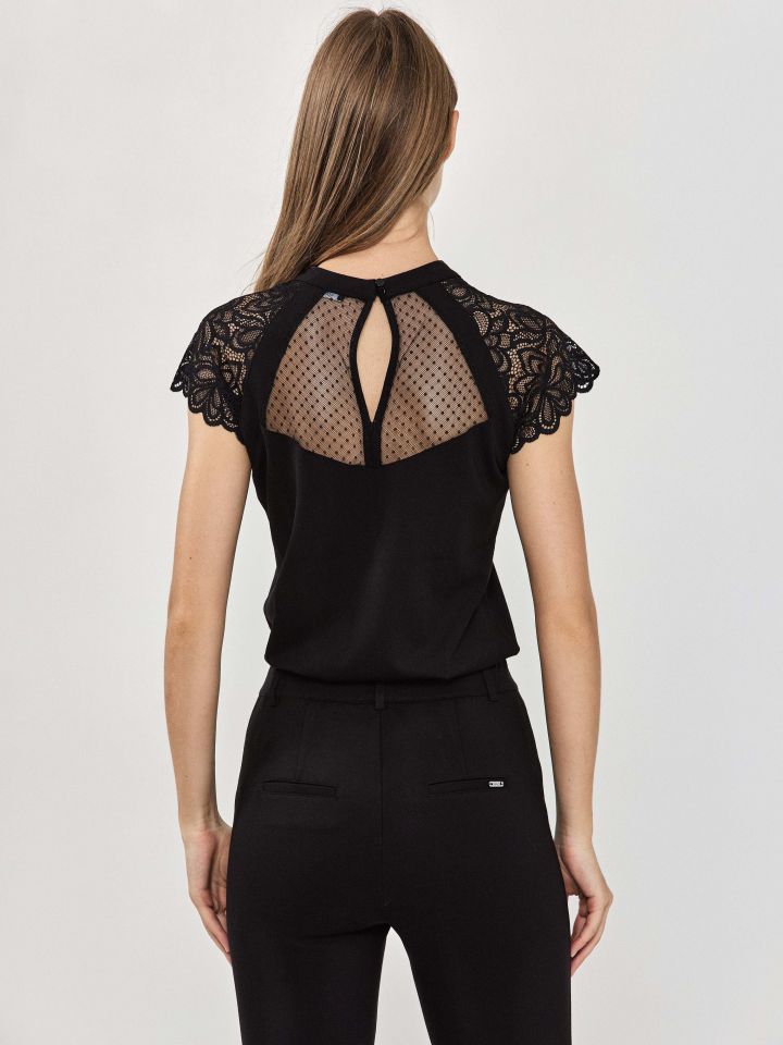 חולצה פתח שילוב תחרה בצבע שחור