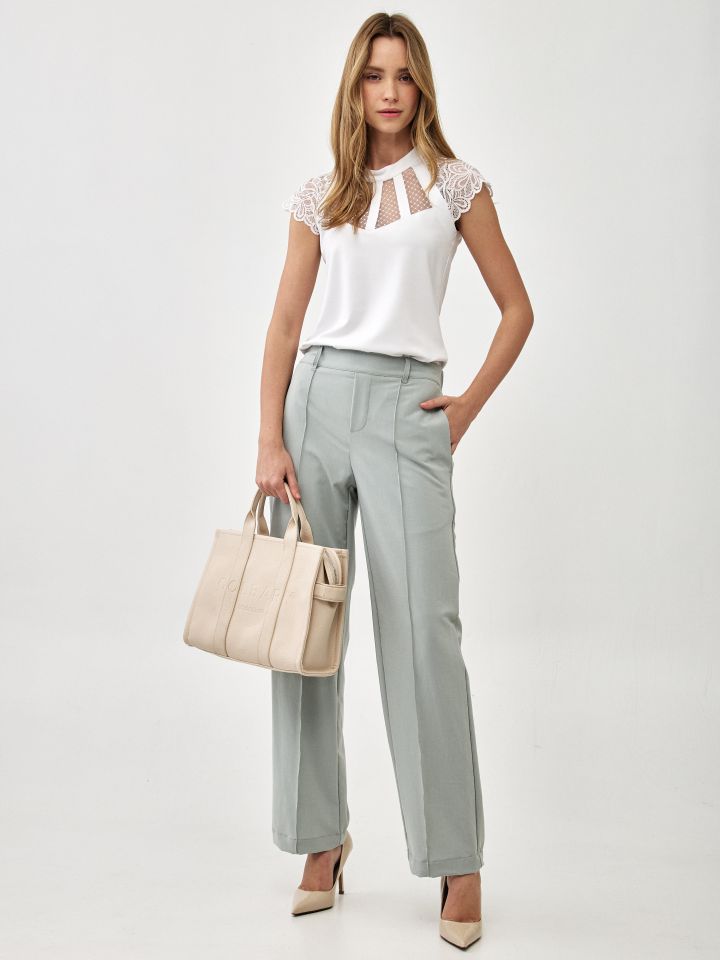 חולצה פתח רשת ותחרה בצבע לבן