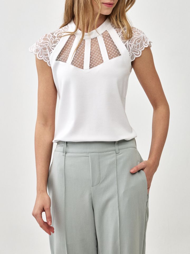 חולצה פתח רשת ותחרה בצבע לבן