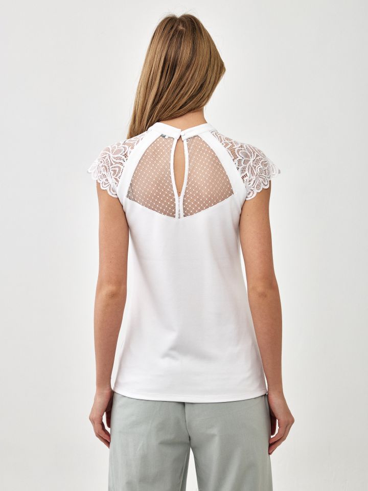 חולצה פתח רשת ותחרה בצבע לבן