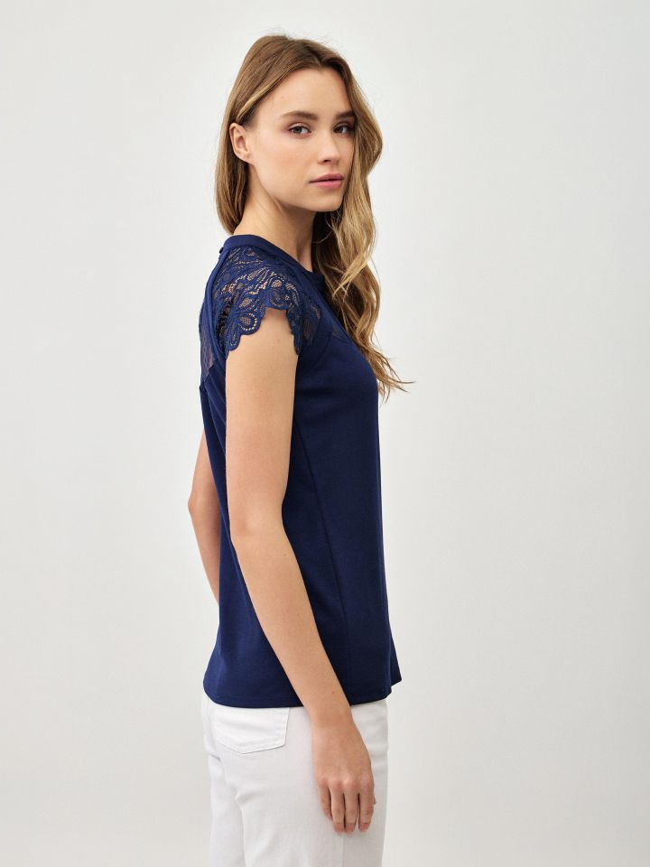 חולצה פתח רשת ותחרה בצבע כחול אינדיגו