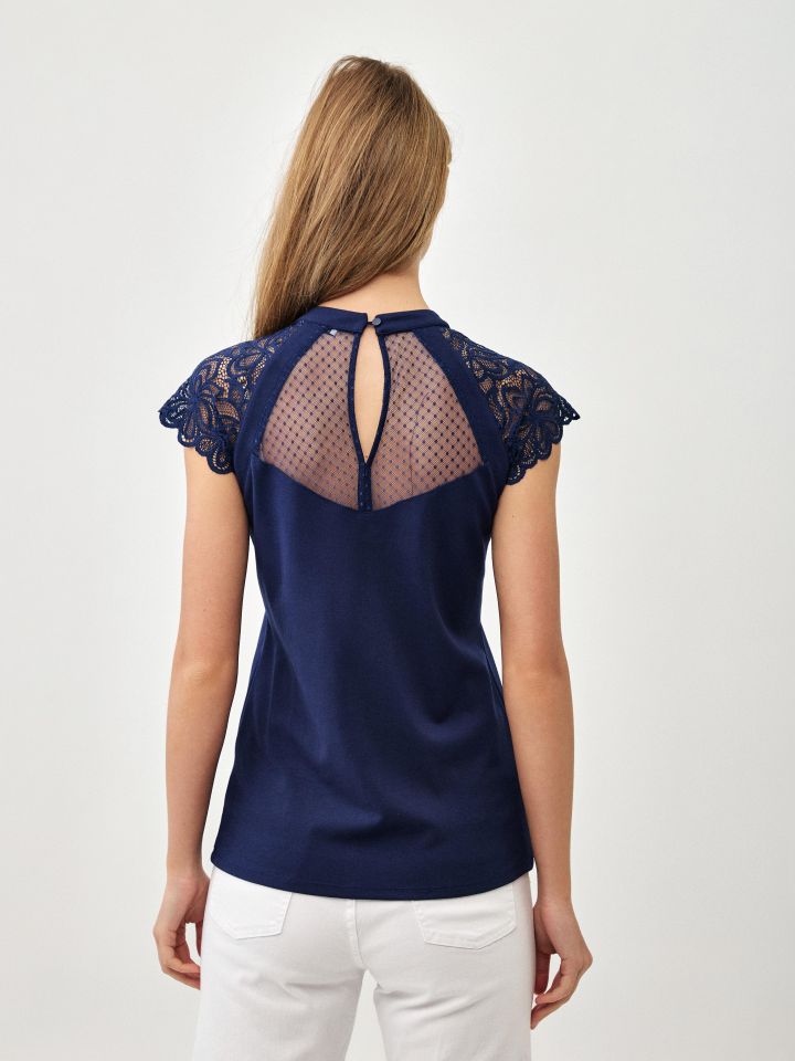 חולצה פתח רשת ותחרה בצבע כחול אינדיגו