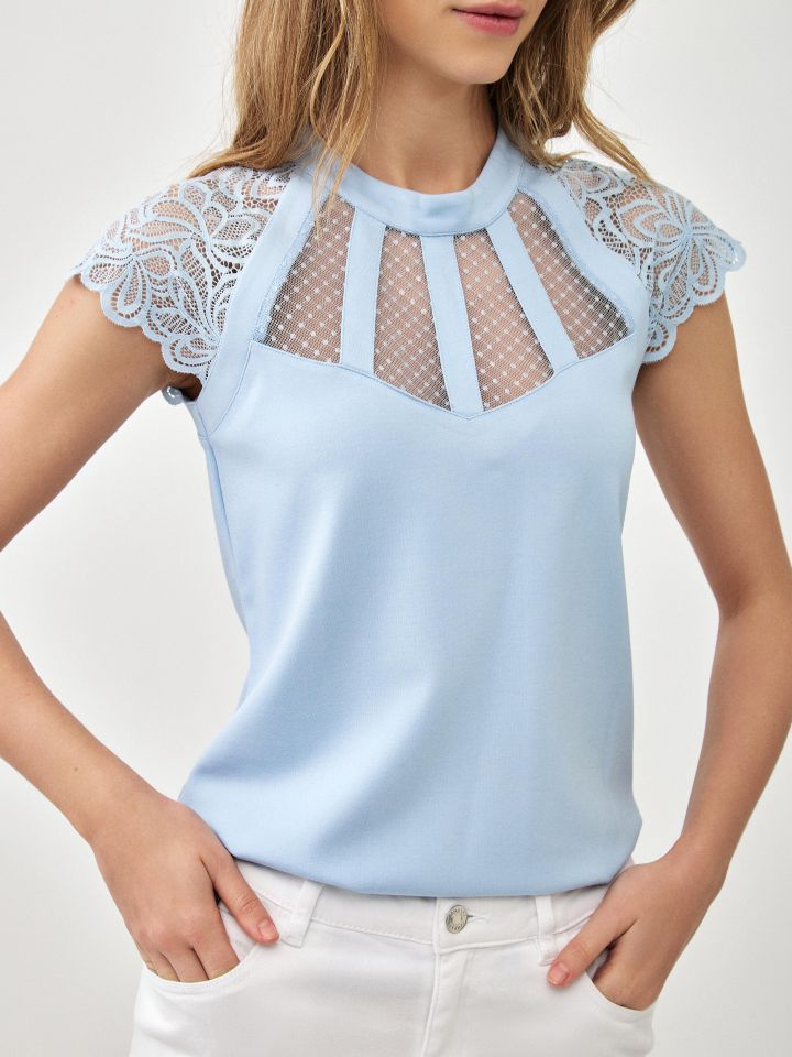 חולצה פתח רשת ותחרה בצבע תכלת אורלי