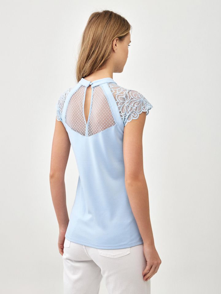 חולצה פתח רשת ותחרה בצבע תכלת אורלי