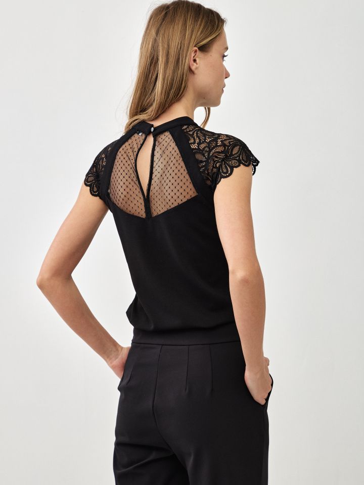 חולצה פתח רשת ותחרה בצבע שחור