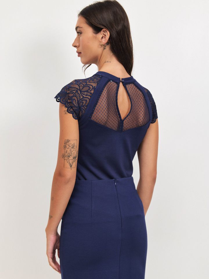 חולצה פתח רשת ותחרה בצבע כחול אינדיגו