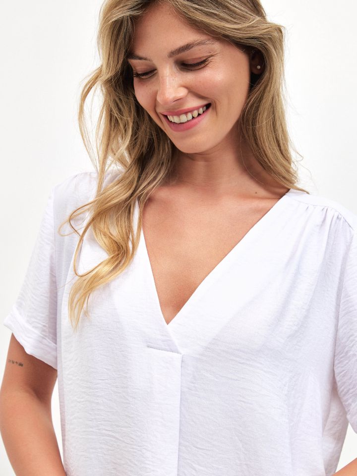 חולצה V כיווצים  PROMO בצבע לבן