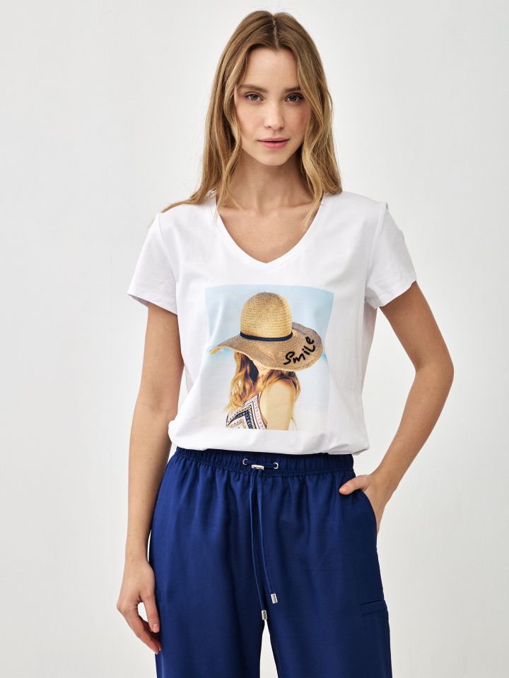 חולצה V כובע PROMO בצבע לבן