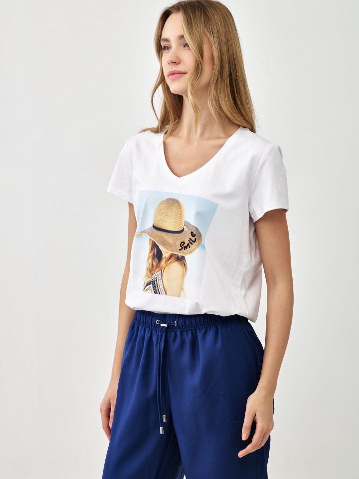 חולצה V כובע PROMO בצבע לבן