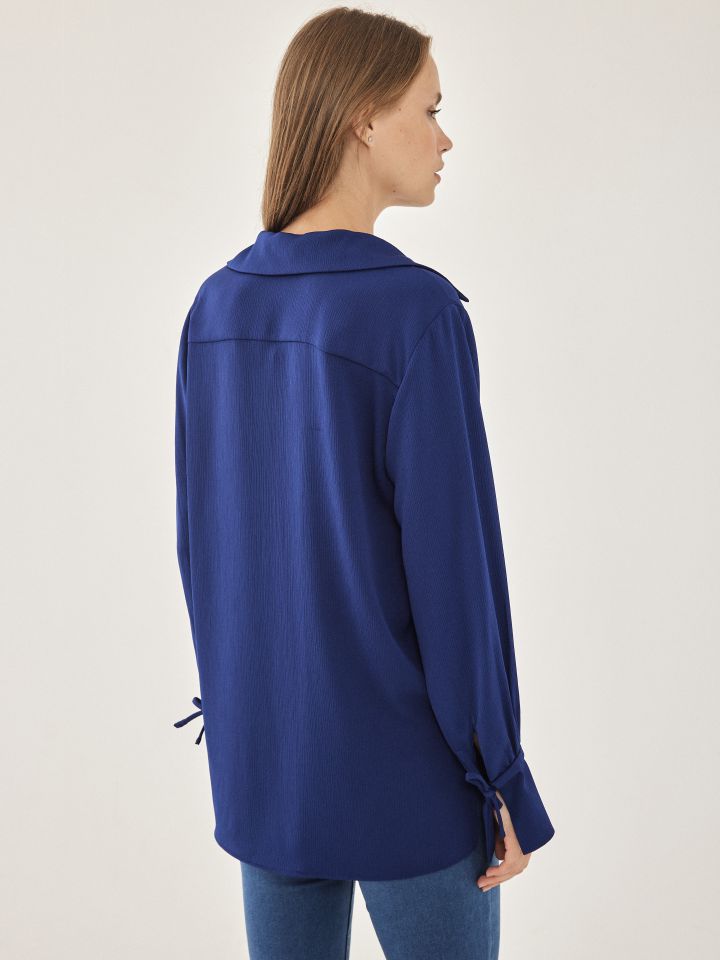 חולצה קשירה בשרוול בצבע נייבי