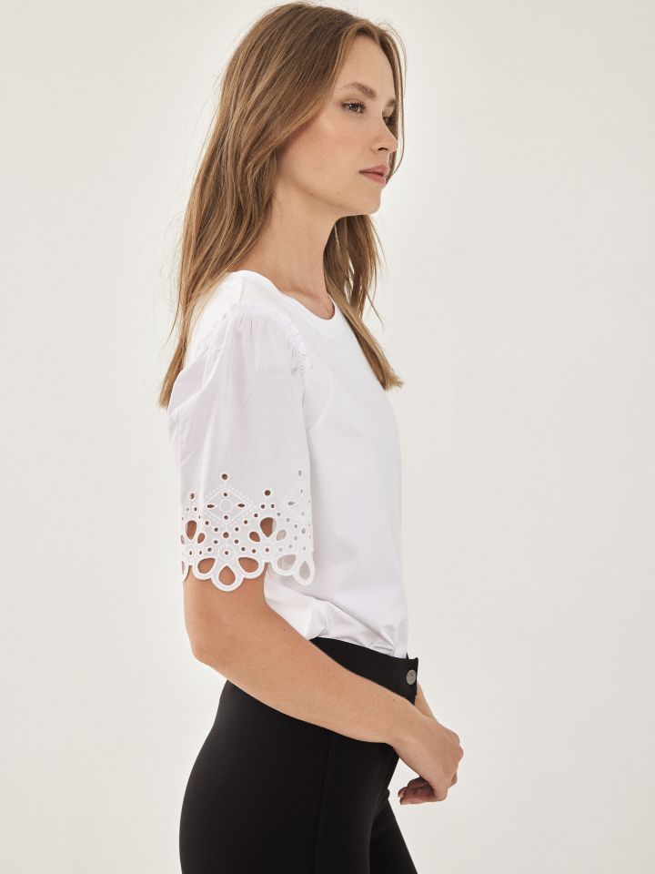חולצה שרוול קרושה בצבע לבן