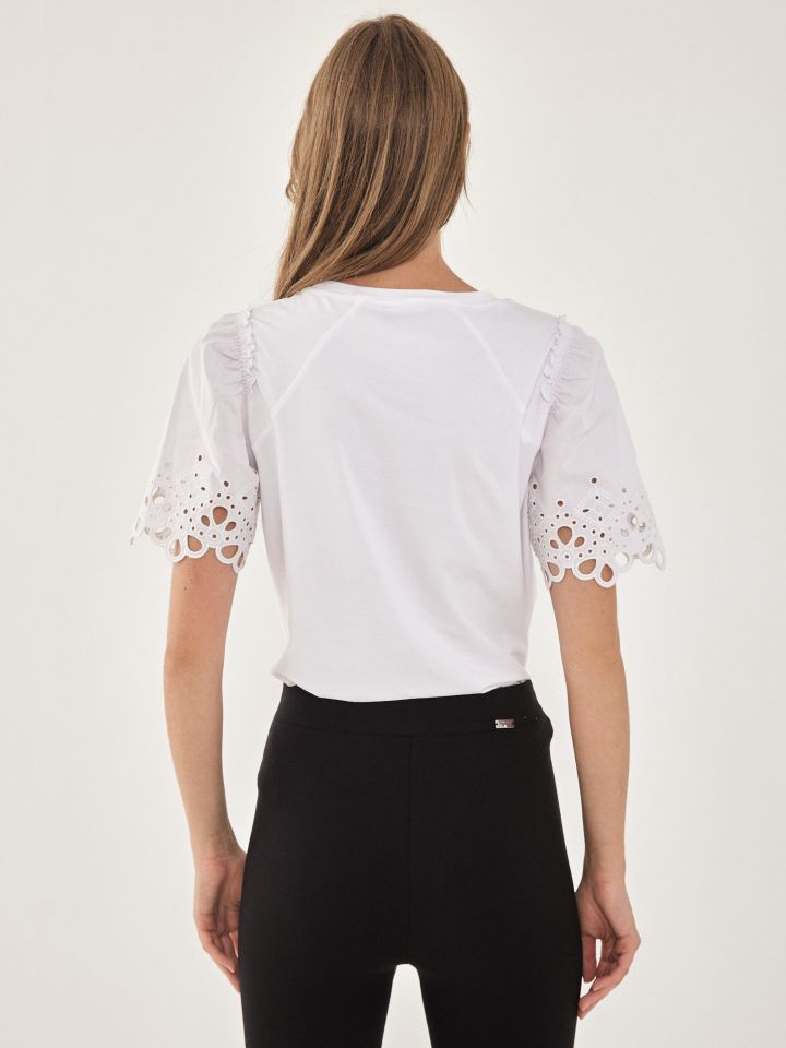 חולצה שרוול קרושה בצבע לבן